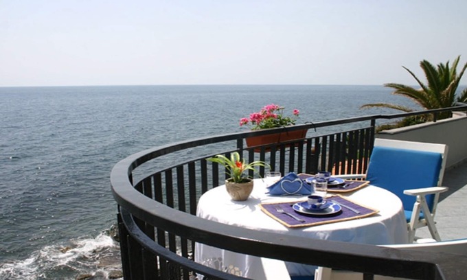 Torre Archirafi Apartment | A TERRACE ON THE SEA