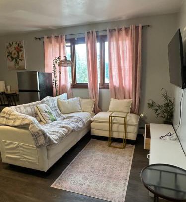 Airport Heights Community Council Bed & Breakfast | A Touch Of Pink On 16th Ave