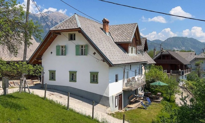 Zasip House | A traditional farmhouse vibe! Modern living with a rustic twist. For lovers of the great outdoors!