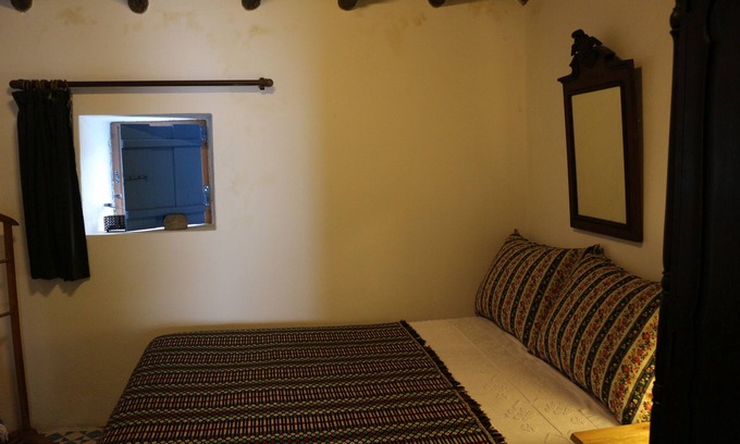 Vaiamonte House | a traditional house with many books and garden