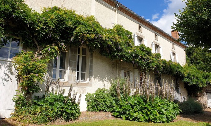 Piegut-Pluviers Bed & Breakfast | A valley in the heart of the village