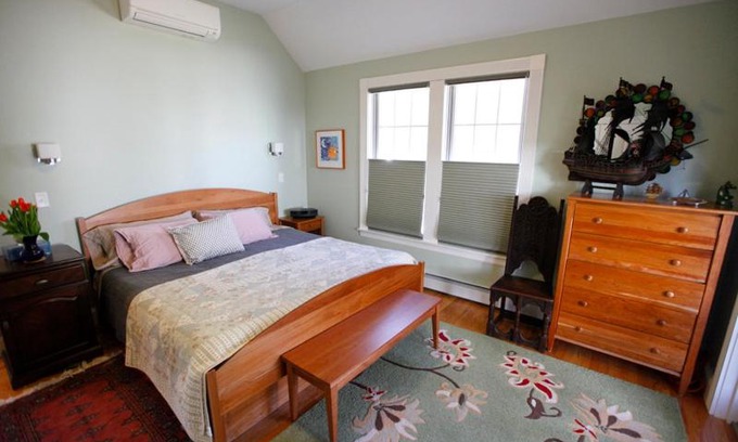 Newton Highlands House | A Village Bed and Breakfast