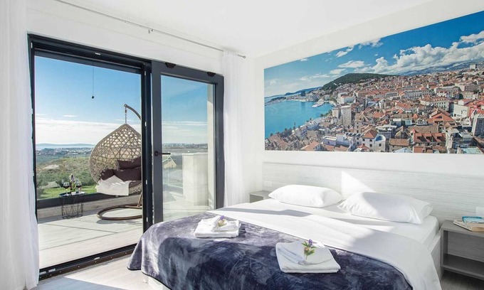 Mravince Villa | A wonderfull poolside villa in Solin