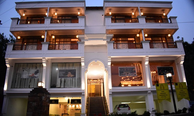 Bhimtal Hotel | Aaroham The Watergate Hotel