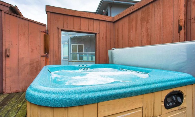 Dillon Beach House | Abalone Alcove! Hot Tub! Pool Table! AMAZING VIEWS! Fast WiFi! Dog Friendly!