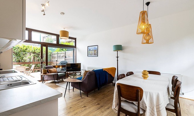 Prince's Apartment | ABR - Spacious 2 -Bed Patio Retreat in Kennington