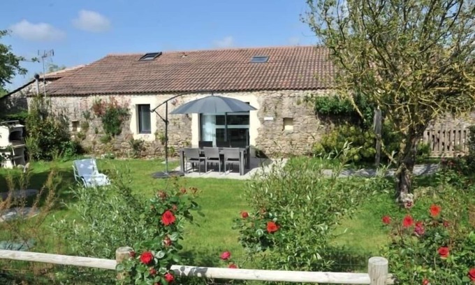 Soullans Cottage | Accessible Gîte with Pool, Spa & Fishing - Soullans Retreat