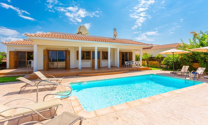 Polis Villa | Achilles Beach Villa: Large Private Pool, Walk to Beach, Sea Views, A/C, WiFi
