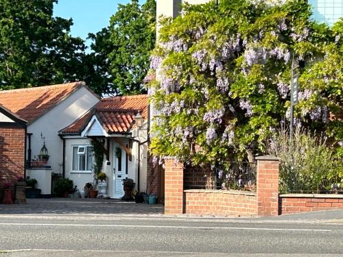 Ollerton House | Acorn Cottage