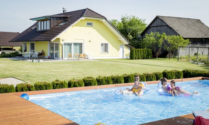 Metlika House | ACTIVE-FAMILY-HOLIDAYS, POOL, SAUNA, near KOLPA RIVER, 1st floor app MIA