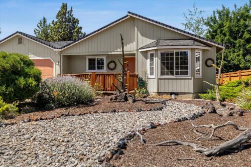 Mountain View District House | ADA Accessible - Pet-Friendly- 3BDR