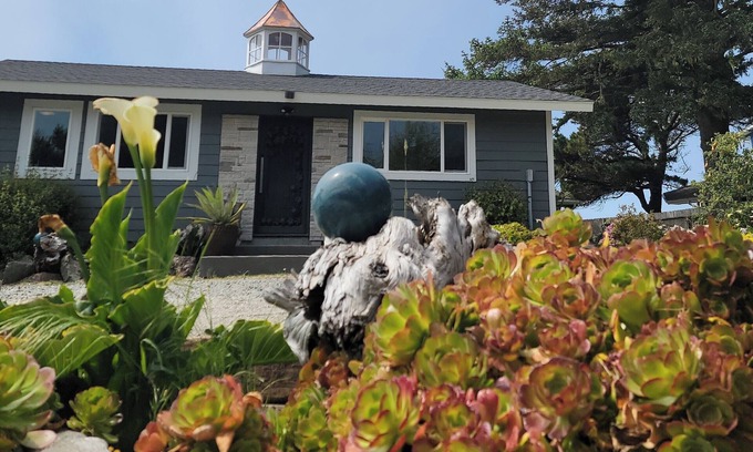 Brookings Cottage | Adele's Oceanside Retreat on Brookings best private beach Kid & Pet friendly!