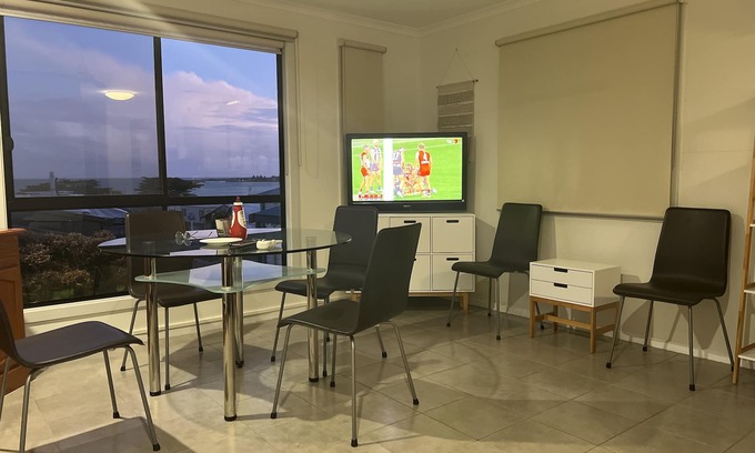 Apollo Bay Cabin | Adorable 2 Bedroom Cabin in Holiday Park