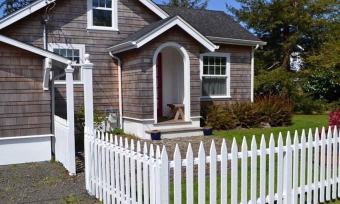 Gearhart House | Adorable Cottage with Americana Theme, in the Heart of Gearhart.