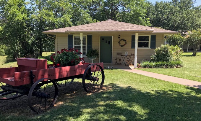 Cleburne Cottage | Adorable Guest Cottage