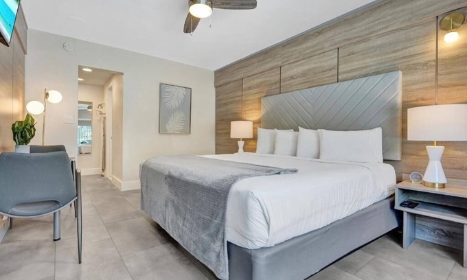 Galt Mile Hotel | Adult-only King Room in The Garden Hotel – Steps from Fort Lauderdale Beach