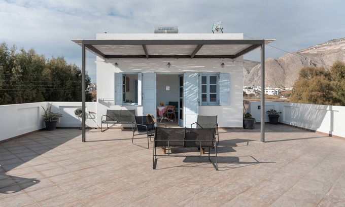Perivolos Apartment | Aegean Blue Santorini Perivolos near the Beach with Sea View & Wi-Fi