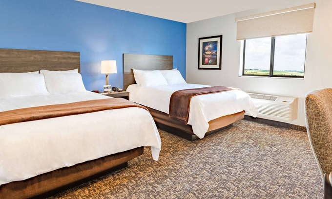 Wilkes East Hotel | Affordable Room with Full Kitchen and Close to Oaks Amusement Park