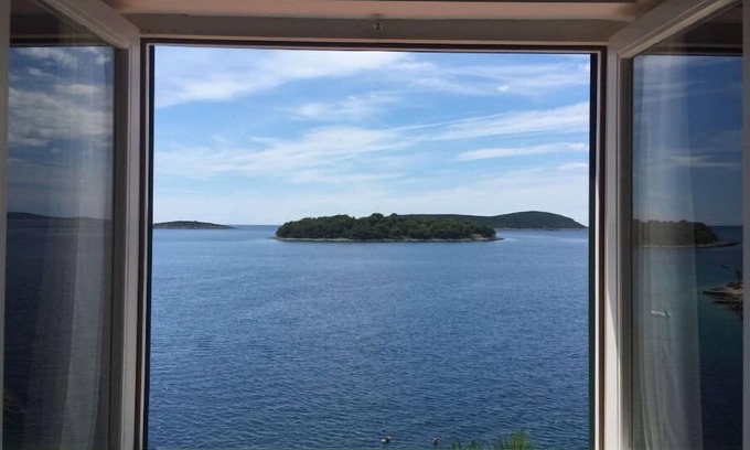 Maslinica Apartment | Agrimony penthouse in private stately villa