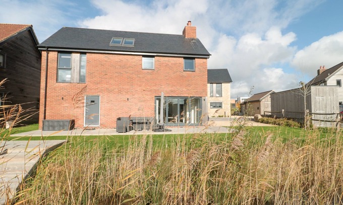 Holworth Cottage | AGUA DE PLATA, 16 WAKELING ISLAND, SILVERLAKE in Dorchester