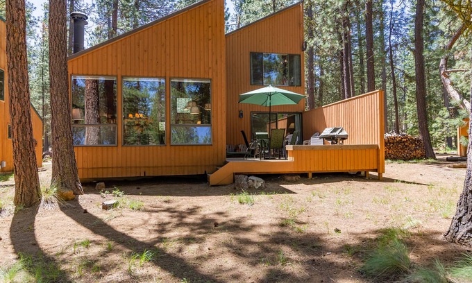 Black Butte Ranch Cabin | AH023 | Quiet and Charming Upgraded house overlooking Aspen Lake!
