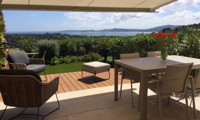 Les Restanques Apartment | Air-conditioned garden apartment with superb sea view - Résidence golf St Tropez