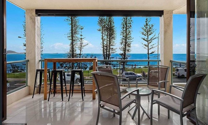 Alexandra Headland Apartment | Alexandra Headland Beach - Stunning Views ZF9