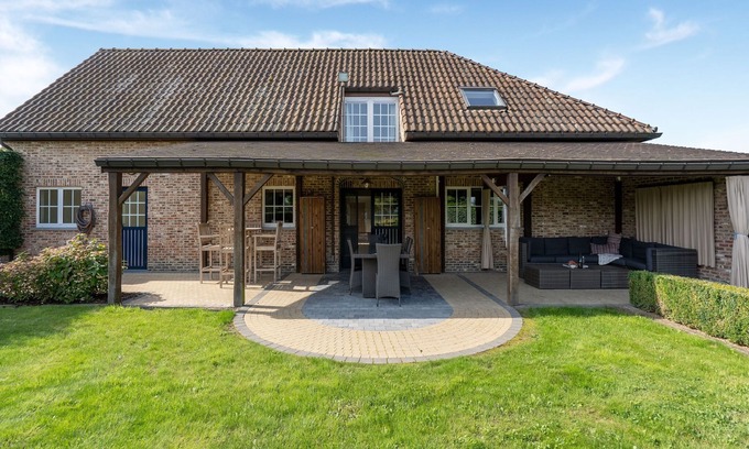 Alken House | Alken Farm Stay with Terrace