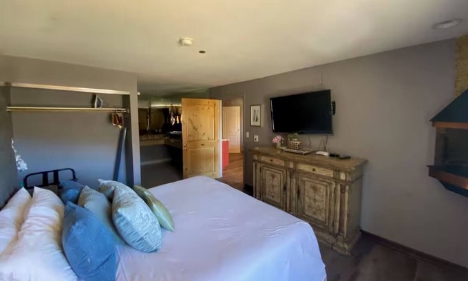 Mount Charleston Hotel | All-Season Mountain Retreat – Pets Welcome, Free Parking & Entertainment