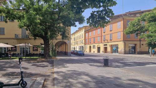 Reggio nell'Emilia House | Alle Porte Del Centro - Guest House - Reggio Emilia - Ingresso Centro Storico - Parcheggio Gratuito