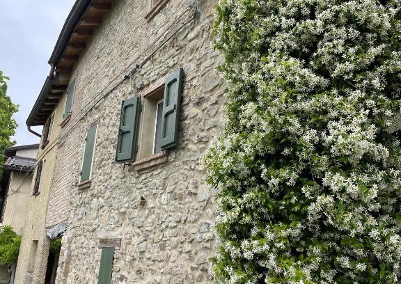 Albinea House | Alloggio con camino nel borgo del castello