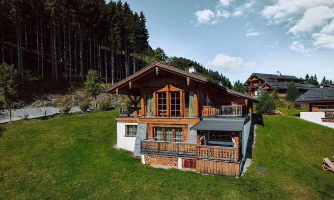 Pichl-Preunegg Cabin | Alpine hut "Freiherrn Chalet" - Almdorf Reiteralm