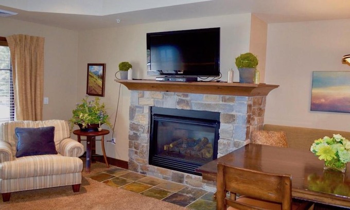 McCall Apartment | Alpine Village Suite 205