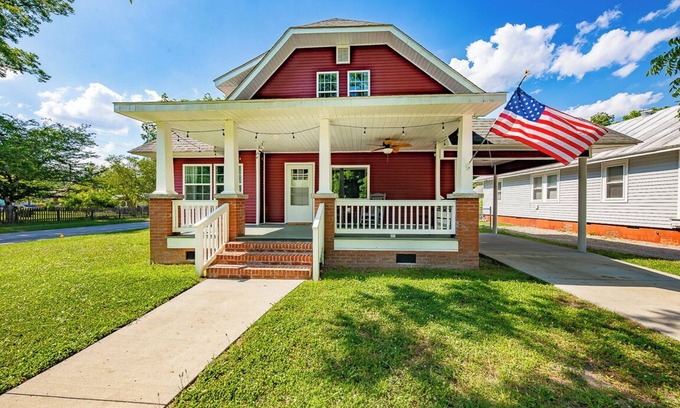 New Bern House | Amazing 3 BR Home | 5 mins to DT | Pet Friendly