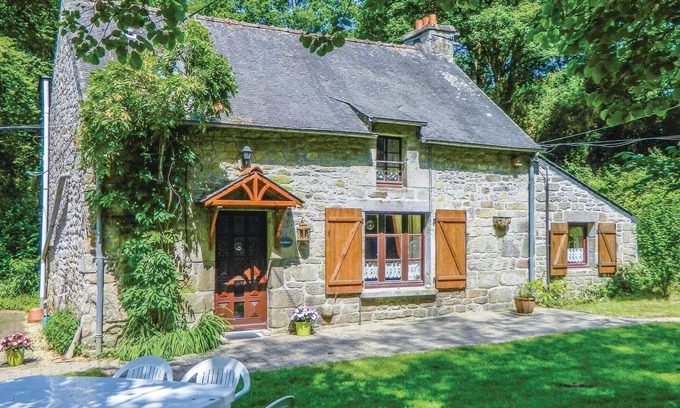 Guern House | Amazing home in Guern with WiFi