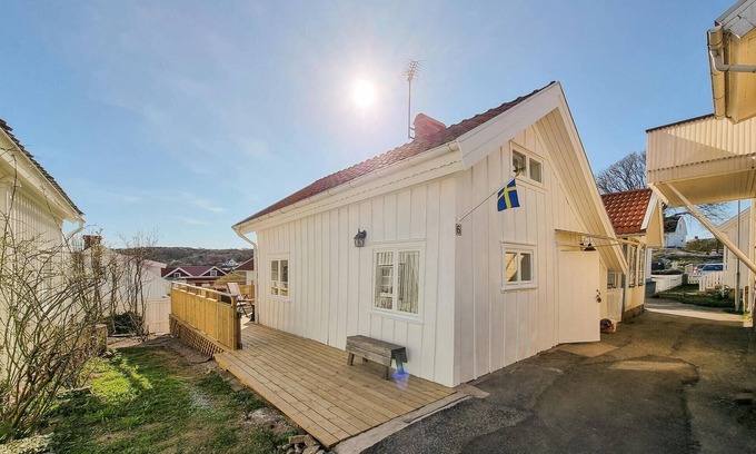 Kungshamn House | Amazing home in Hovenäset with kitchen