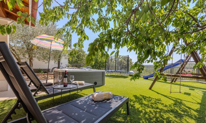 Sestanovac House | Amazing home in Katuni with kitchen