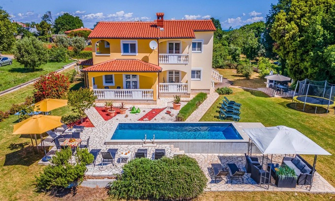 Valtura House | Amazing home in Valtura