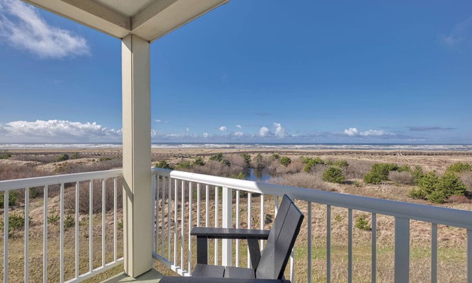 Long Beach Condo | AMAZING OCEAN VIEW, Pets Ok, Steps to Town and Beach (StayS)