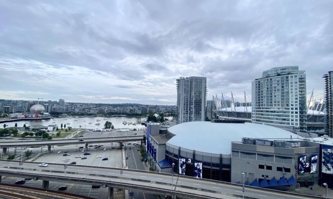 Central Apartment | Amazing ocean views, 5 star amenities.