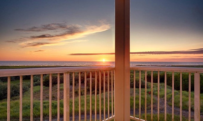 Long Beach Condo | AMAZING ocean views, Pets Ok, Steps to Town and Beach (Sun)