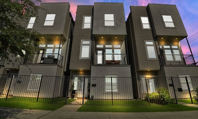 East Downtown Houston House | 🌟Amazing Rooftop🌟Downtown Skyline Views🌃Sleeps 15🛏️