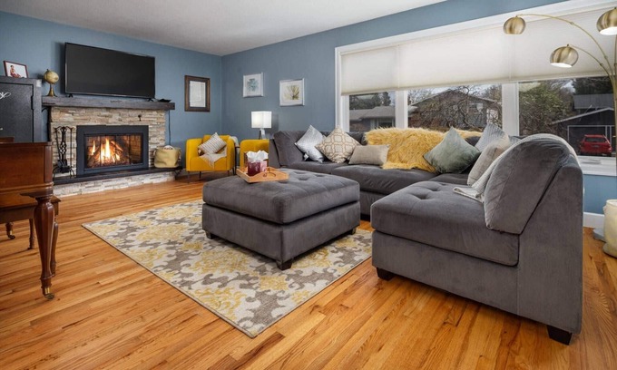 Cedar Hills House | Amazing Single Level Suburban Home, Pet Friendly, Fenced Backyard, Close 2 Nike, Shopping, Portland