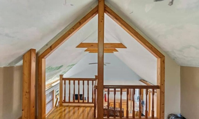 Duckpond Apartment | Amazing townhome downtown walk to restaurants, bars and Depot Park.