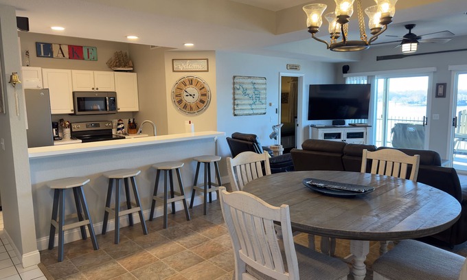 Lakeland Condo | Amazing view! Convenient location, Beautiful 3BR, Lakefront Condo with 2 Pools