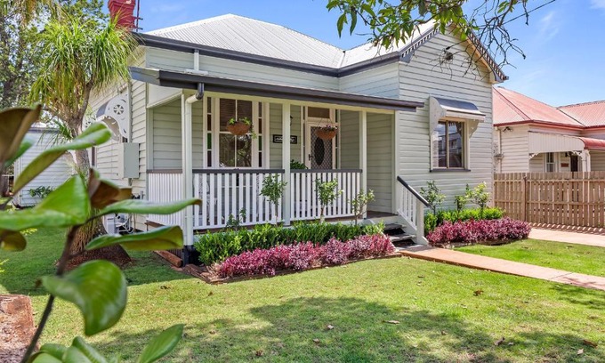 South Toowoomba House | Ambiente Cottage - Pet and Family Friendly