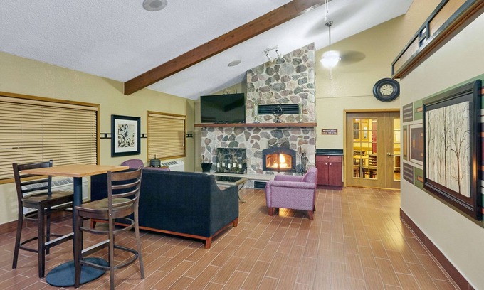 Burlington Hotel | AmericInn by Wyndham Burlington