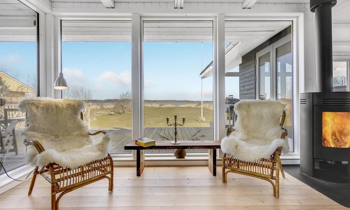 Kulhuse House | An idyllic setting with cozy furnishings and barrier-free views of the fjord.