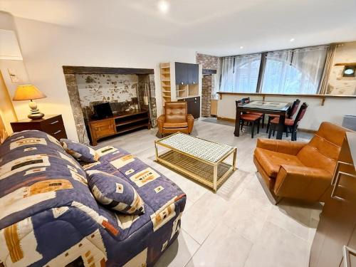 Aurillac House | Ancien moulin renove, terrasse au bord de l eau