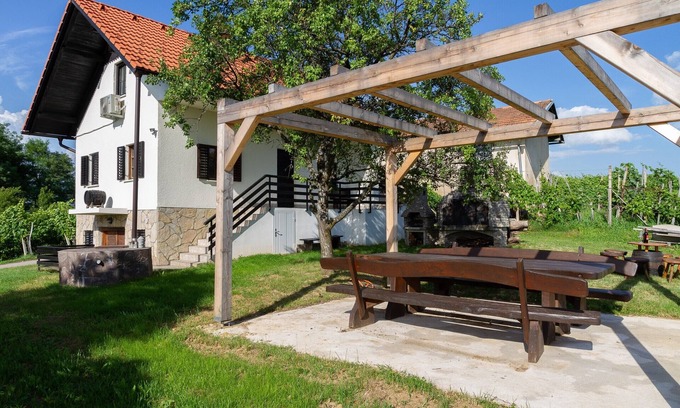 Cerklje ob Krki House | Andy's Holiday Home with HotTub & Sauna